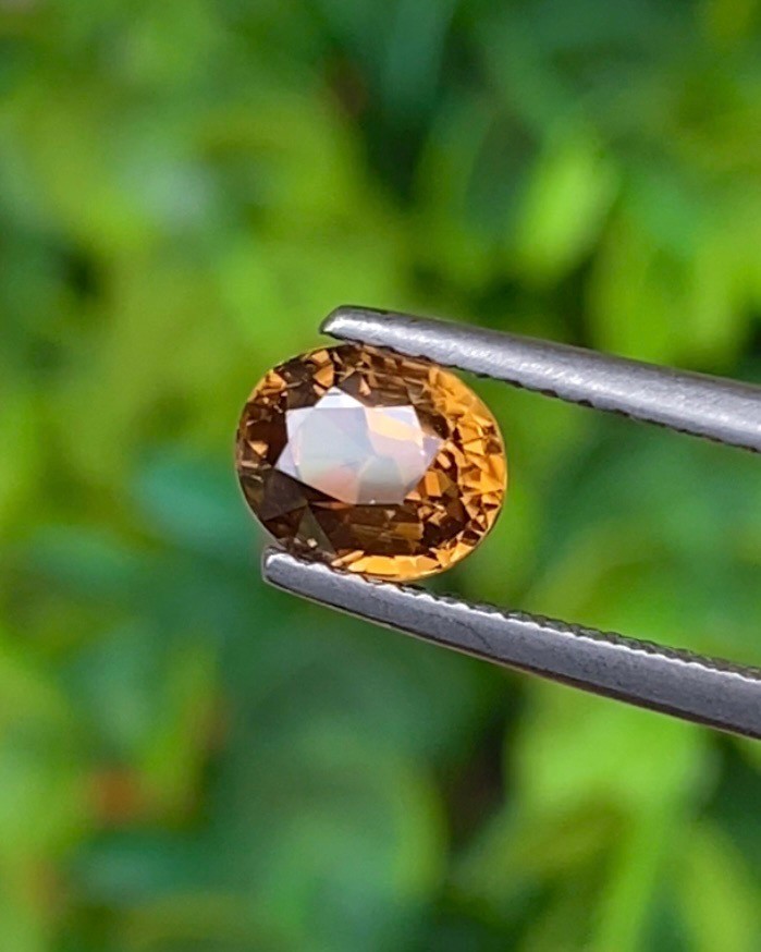 พลอย เพทาย (Zircon) 1.37 กะรัต (Cts.) พลอยแท้ อัญมณีมงคลประจําวันเกิด เครื่องประดับพลอย