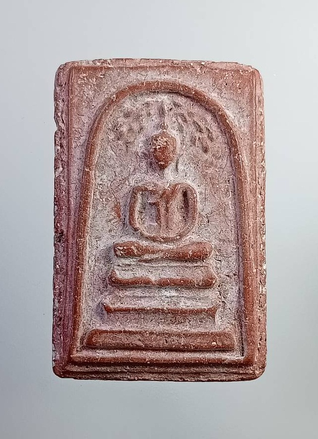 ผ1838 พระสมเด็จ ปรกโพธิ์ เนื้อแดง ไม่ทราบที่ครับ
