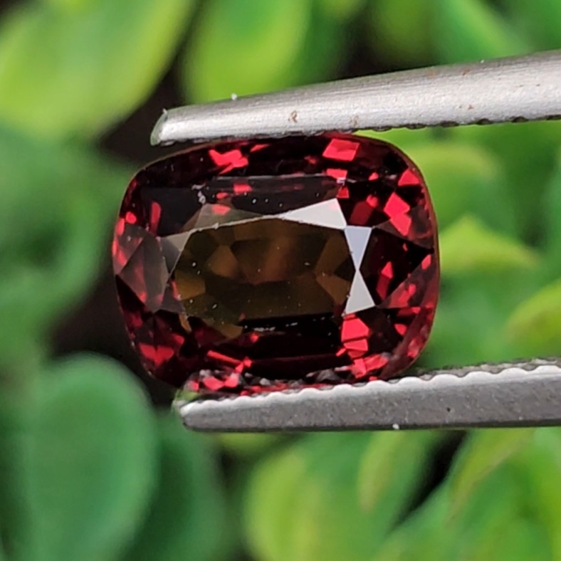 พลอย สปิเนล (Spinel) 2.32 กะรัต (Cts.) ดิบ (Unheated) พลอยแท้ อัญมณีมงคลประจําวันเกิด เครื่องประดับพลอย