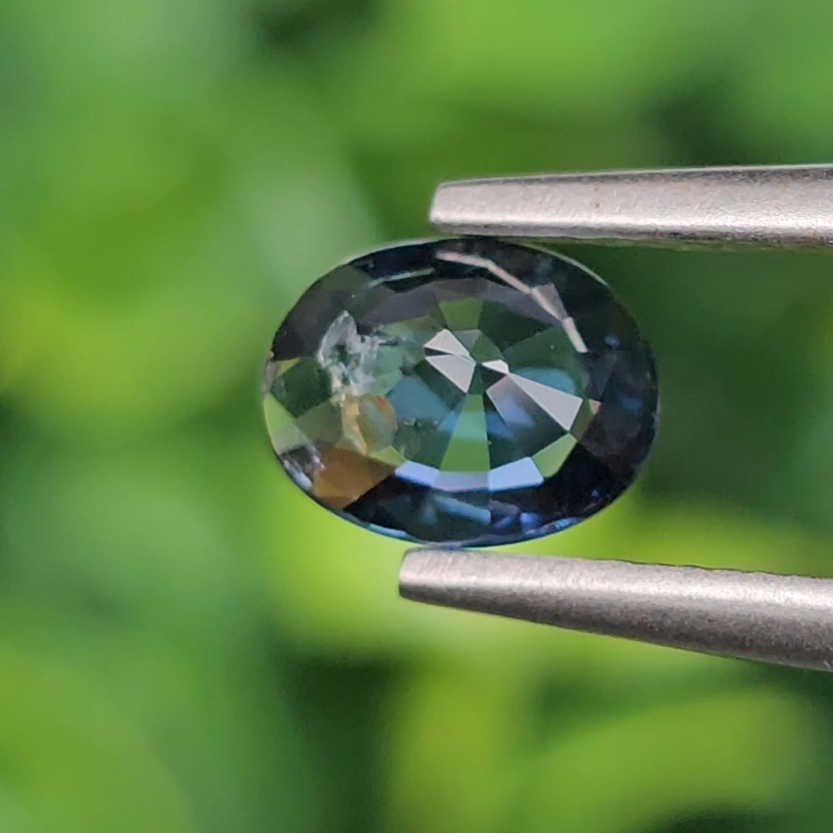 พลอย ไพลิน Greenish Blue Sapphire 0.59 กะรัต (Cts.) ดิบ (Unheated ) พลอยแท้ อัญมณีมงคลประจําวันเกิด เครื่องประดับพลอย