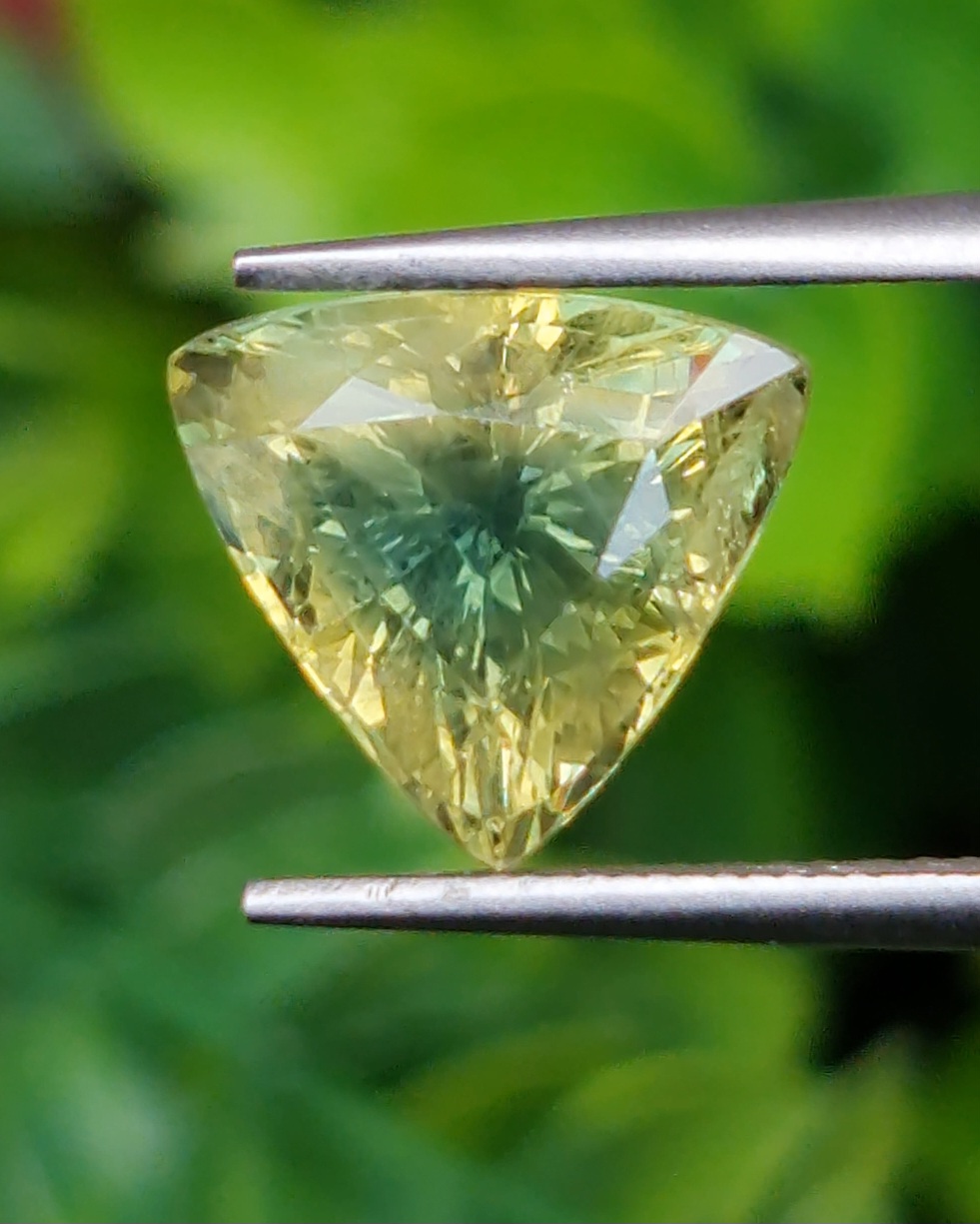 พลอย แซฟไฟร์ 2 สี Bi-Color Sapphire 5.19 กะรัต (Cts.) พลอยแท้ อัญมณีมงคลประจําวันเกิด เครื่องประดับพลอย