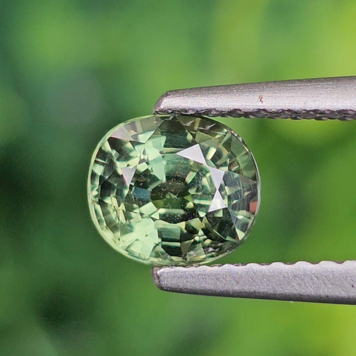 พลอย เขียวส่อง Green Sapphire 1.09 กะรัต (Cts.) ดิบ (Unheated) พร้อมใบเซอร์ (With Certificate) พลอยแท้ อัญมณีมงคลประจําวันเกิด เครื่องประดับพลอย