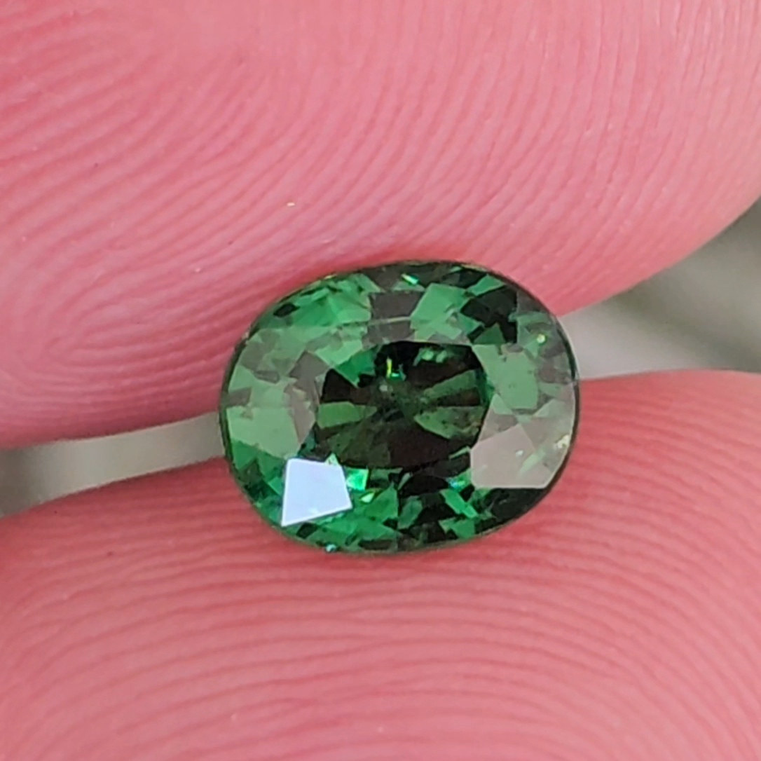 พลอย ซาโวไรท์ Tsavorite Garnet 1.36 กะรัต (Cts.) ดิบ Unheated พร้อมใบเซอร์ อัญมณีมงคลประจําวันเกิด เครื่องประดับพลอย