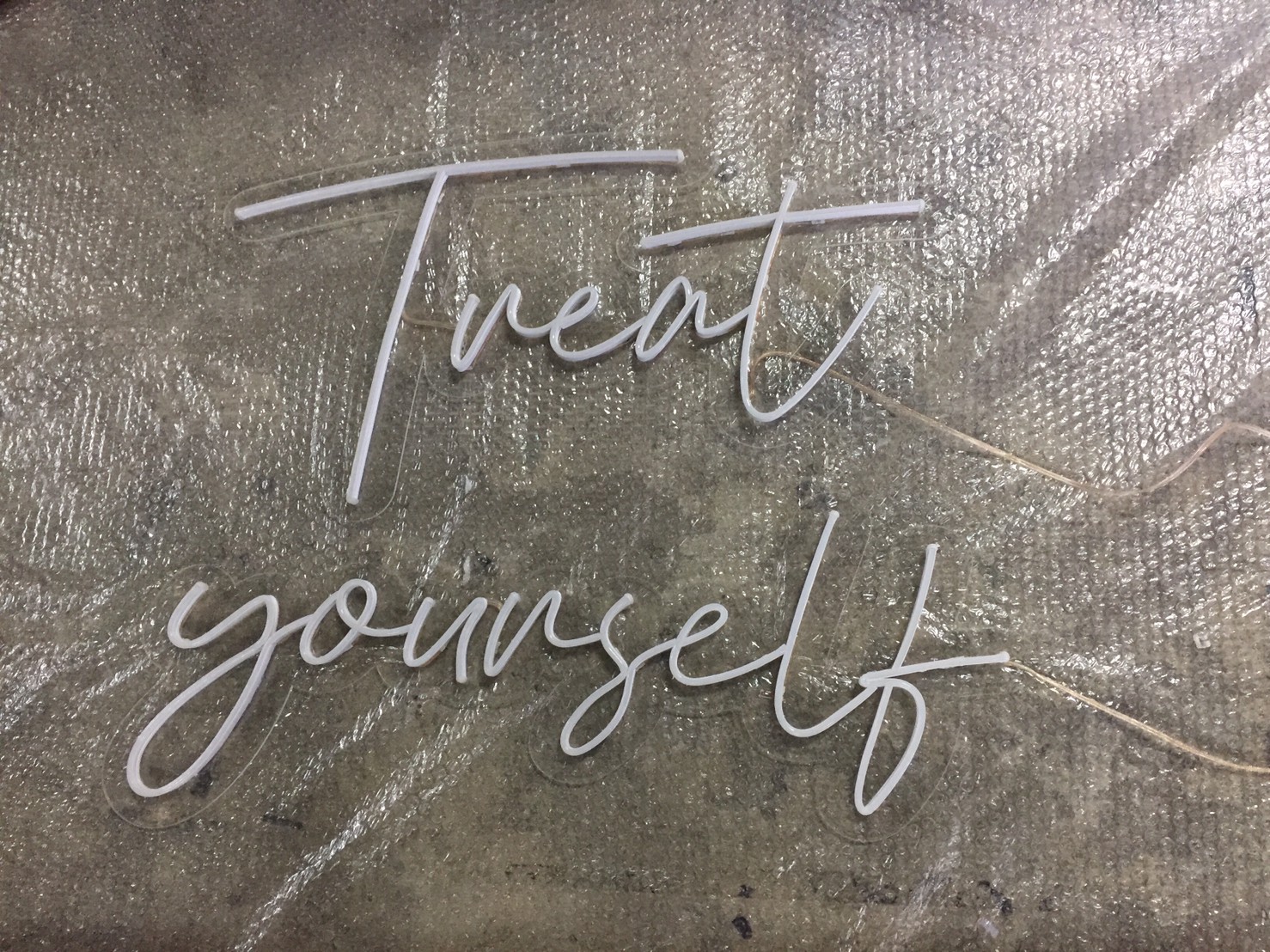 ไฟนีออน เฟค