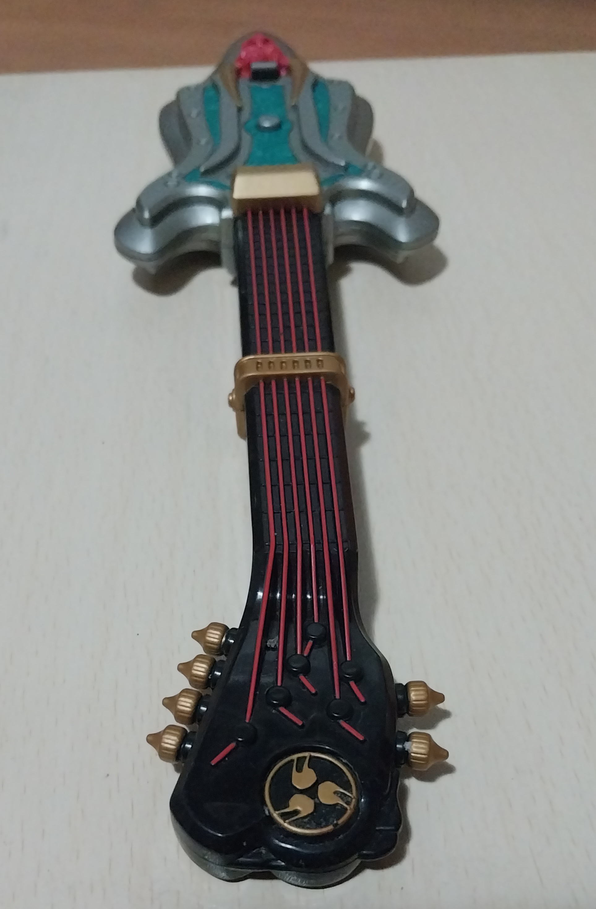 มือ2 มีหลายภาพ, ไม่มีกลไกใดๆ นอกจากกดปุ่มแล้วด้านข้างของหัวกีตาร์เปิดออก ,กีตาร์ของไรเดอร์โทโรโดกิ จากซีรีย์ มาสค์ไรเดอร์ฮิบิกิ Masked Rider Hibiki