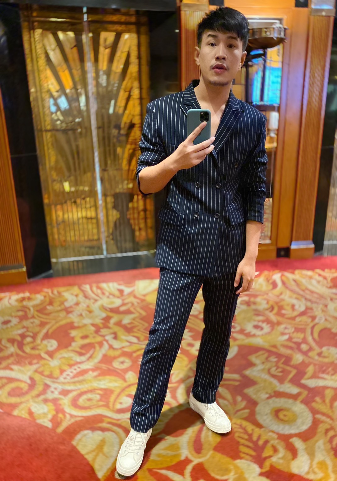 เช่า ชุดสูทชาย สีกรมท่าลายทางเล็ก ทางเข้ารูป