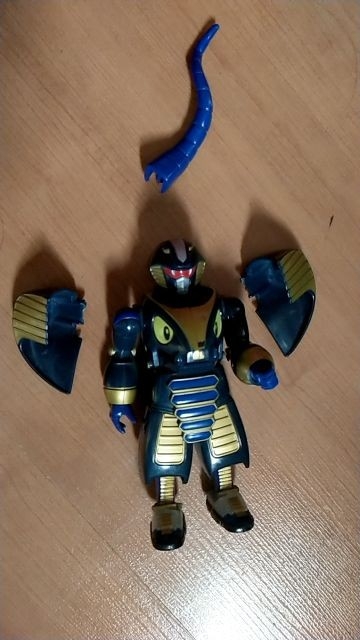 ฟิกเกอร์ *มีตำหนิตามภาพ **สำหรับสะสมเท่านั้น แปลงร่างไม่ได้ ชำรุดตามกาลเวลา" โคบรันเดอร์ "งูเห่าจากซีรีย์อนิเมชั่น "บีโรโบคาบูทัค"