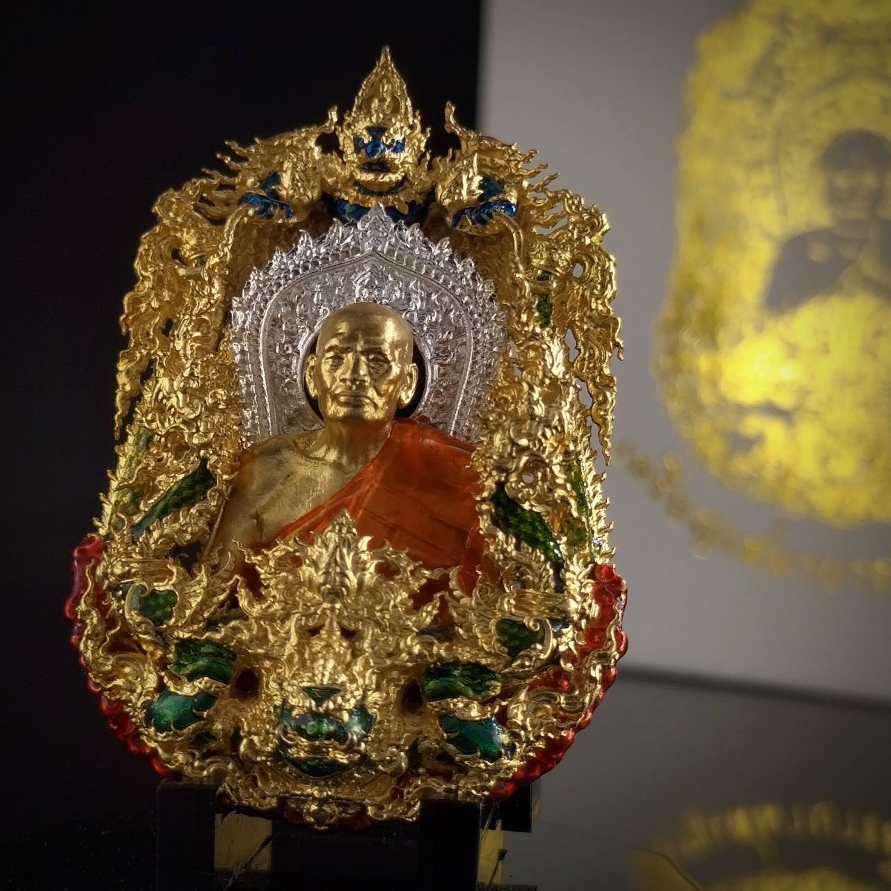 เหรียญเสมาบารมีพลิกชีวิตหลวงพ่อพัฒน์ รหัส 11 บรอนซ์ชุบทองลงยา (พิเศษเลี่ยมกันน้ำให้ฟรี)