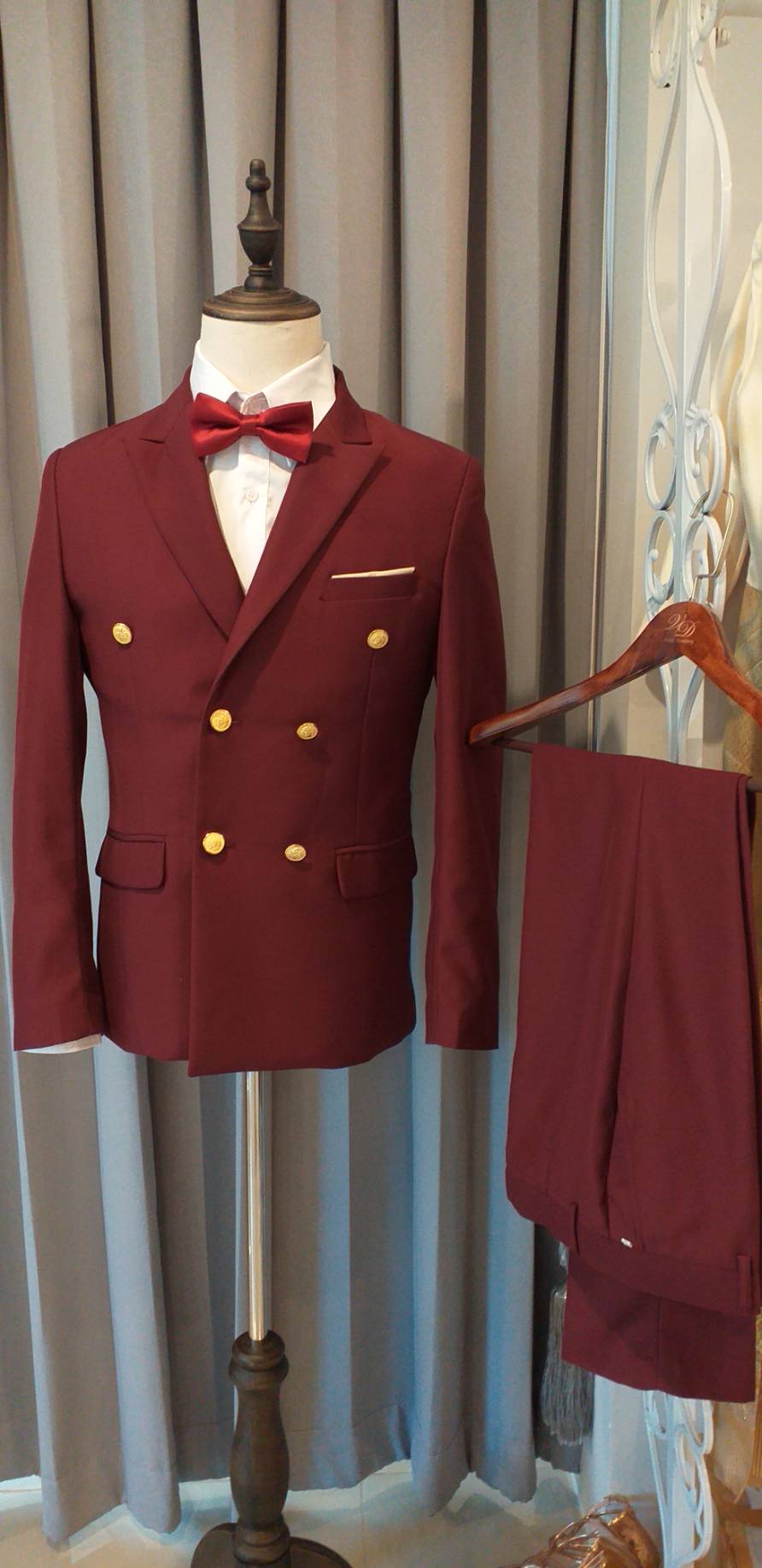 เช่า ชุดสูทชาย สีไวน์แดง สองกระดุม แบบคลาสสิก