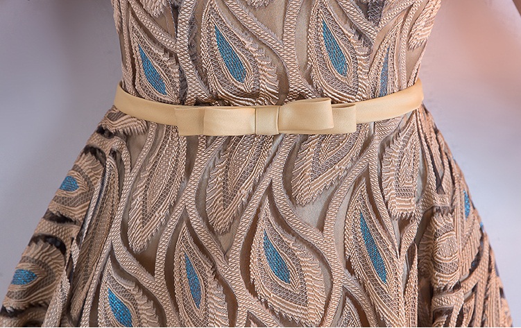 Pre-orderชุดราตรียาวแขนสั้นสีทองปักดิ้นลายขนนกยูงคาดโบว์ที่เอวเชือกผูกหลัง