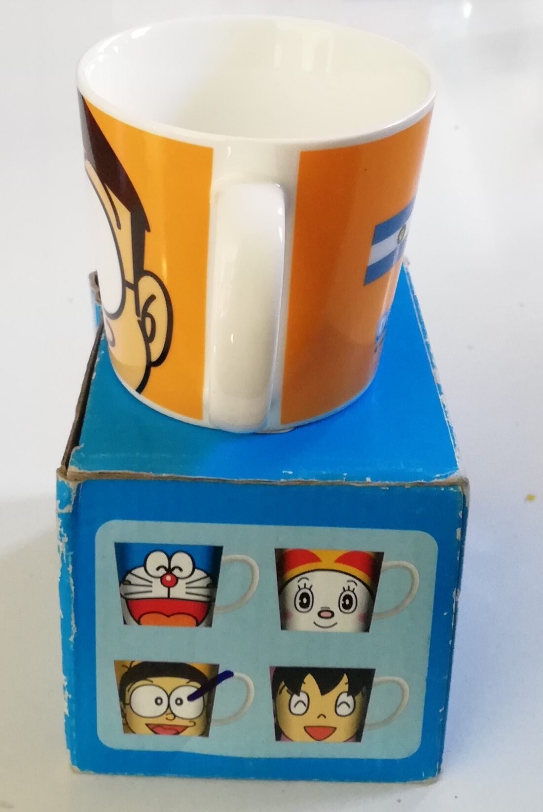 แก้วน้ำเซรามิก ลายโนบิตะ ชุด โดราเอม่อน ฟุตบอลคลับ โดเรม่อน ของสะสมแลกซื้อจากเทสโก้โลตัส **กล่องมีตำหนิ โปรดตรวจสอบทุกภาพ