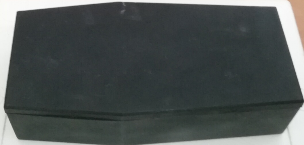 ตุ๊กตา แดร๊กคิวร่า ในโลงศพ ของเก่าหายาก เก่าเก็บ เป็นสินค้าจาก FUNNY TOYS CORP.ปี 1990 ยังเปิดไฟกระพริบที่ตาสีเขียว และส่งเสียงร้องได้ ขนาดความยาวของโลงศพ 34 ซม. กว้าง15 ซม.สูง10ซม. ใช้ถ่ายไฟแบตเตอรี่ ฉายขนาด2 ก้อน**ระบบลุกนั่งชำรุด ขายตามสภาพ