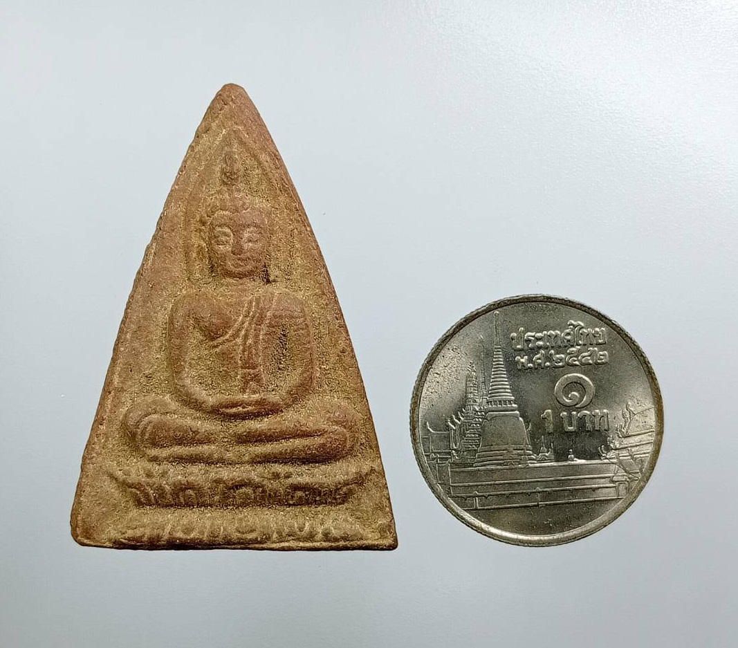 ผ3472 พระพุทธรัศมี พิมพ์สามเหลี่ยม เนื้อดิน ไม่ทราบที่