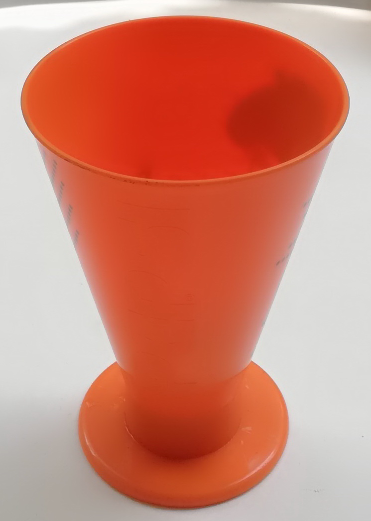 ของสะสมเก่า แก้วน้ำพลาสติกทรงกรวยสีส้ม พิมพ์ลายผู้หญฺิงและผู้ชายบนจุดสีดำ ฐานกลมแบน ของสะสมจากน้ำอัดลมมิรินด้ารสส้ม Mirinda,Orange