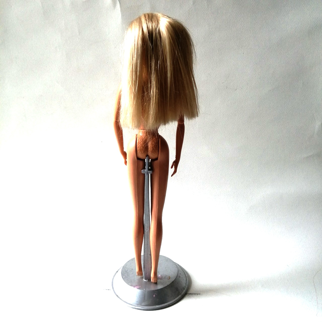 ตุ๊กตาบาร์บี้ บอดี้รุ่นเก่า หน้าสวย ผมขาวหนานุ่ม ใส่ต่างหูสีชมพู Mattel 1966 China ขายาง พับงอได้ ,มือซ้ายมีแผ่นเหล็กเล็กๆ ตามภาพ