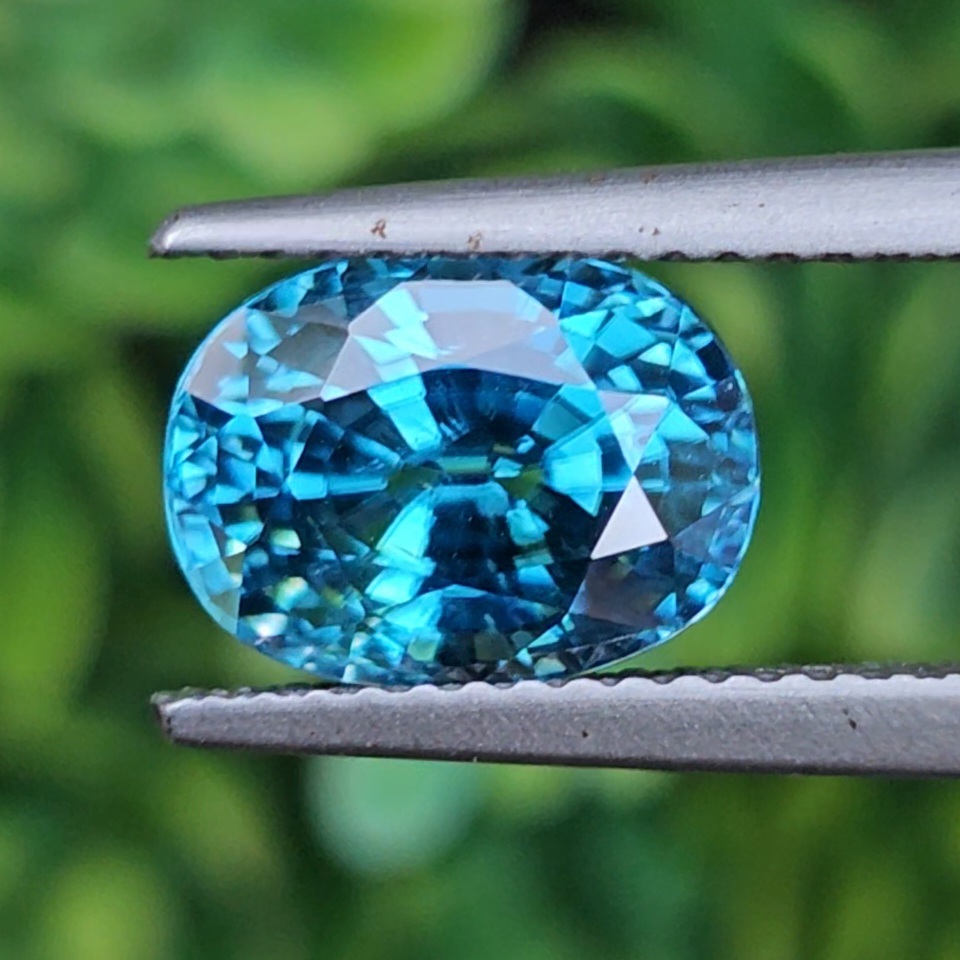 พลอย เพทาย (Zircon) 4.89 กะรัต (Cts.) พลอยแท้ อัญมณีมงคลประจําวันเกิด เครื่องประดับพลอย