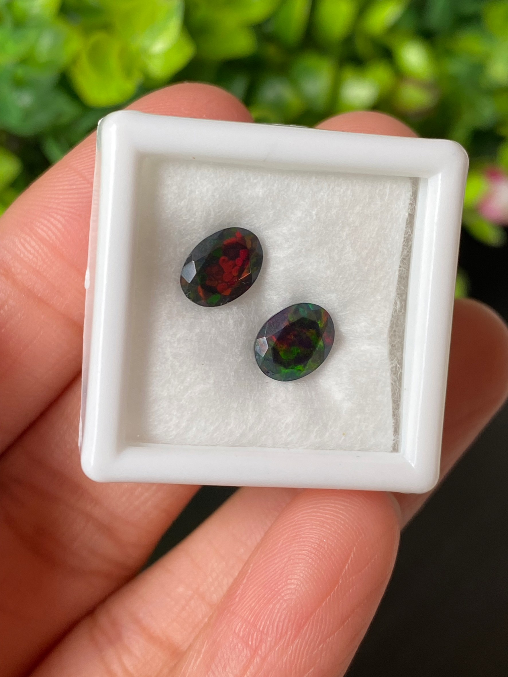 พลอย แบล็ก โอปอล Black Opal 1.22 กะรัต (Cts.) 2 เม็ด (Pcs.) พลอยแท้ อัญมณีมงคลประจําวันเกิด เครื่องประดับพลอย