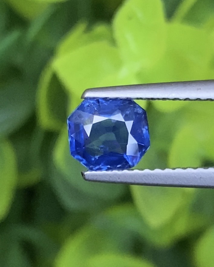 ไพลิน (Blue Sapphire) 1.21 กะรัต (Cts.) สีพิเศษ คอนฟลาวเวอร์ บลู (Cornflower Blue) พร้อมใบเซอร์ 2 ใบ พลอยแท้ อัญมณีมงคลประจําวันเกิด เครื่องประดับพลอย