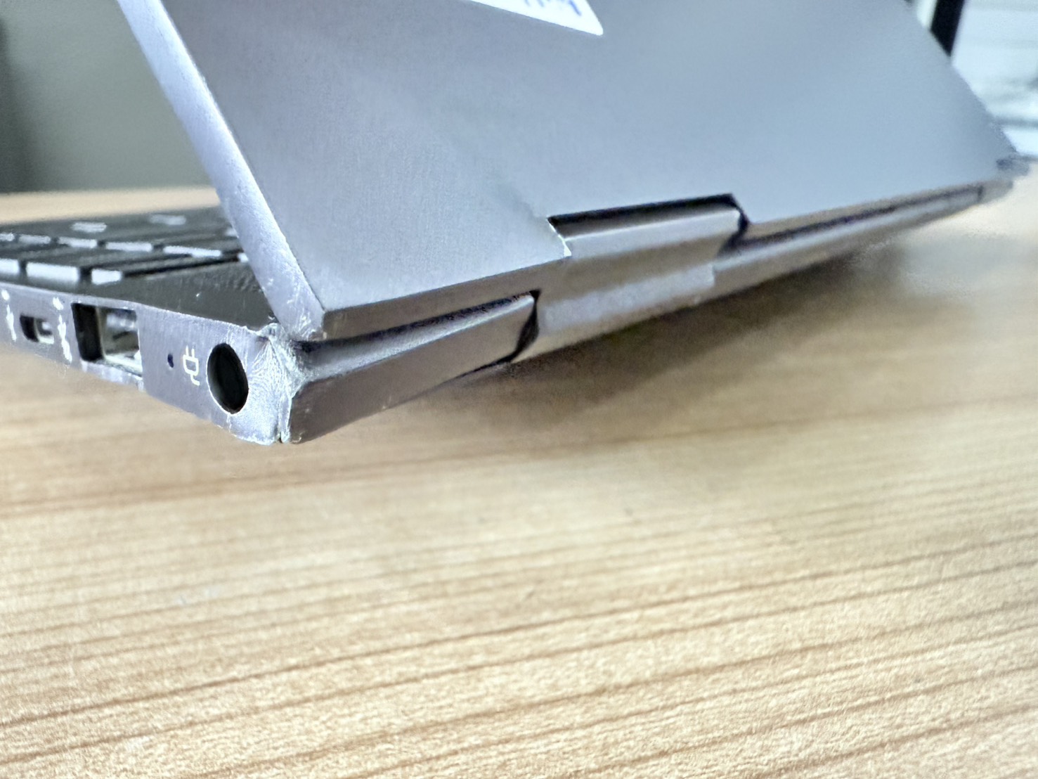 NOTEBOOK HP Envy x360 (Ryzen5 2500U/8GB/M.2 256GB) + Adapter จอ Bright เล็กน้อย มุมเครื่องกรอบจอบุบ