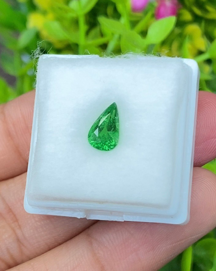 พลอย ซาโวไรท์ Tsavorite Garnet 1.33 กะรัต (Cts.) ดิบ Unheated อัญมณีมงคลประจําวันเกิด เครื่องประดับพลอย