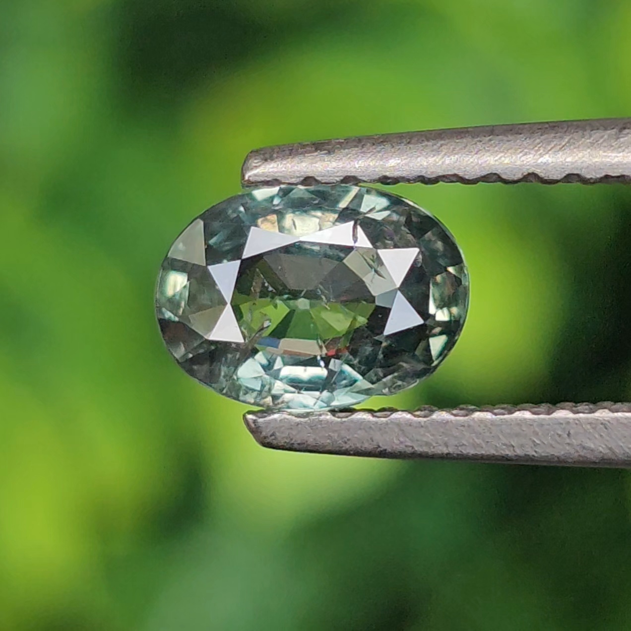 พลอย เขียวส่อง Blue-Green Sapphire 0.77 กะรัต (Cts.) ดิบ (Unheated) พลอยแท้ อัญมณีมงคลประจําวันเกิด เครื่องประดับพลอย