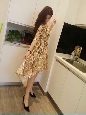 Pre-order ชุดราตรีหน้าสั้นหลังยาวสีทองปักเลื่อมลายดอกไม้ ไหล่ปาดแขนยาว เชือกผูกหลัง