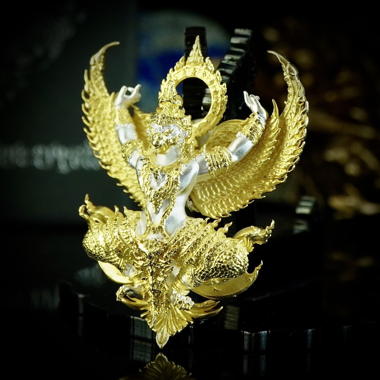 พญาครุฑ รุ่น สุริยะบารมี มหาอำนาจ3 รายการพิเศษศูนย์จอง เนื้อบรอนซ์ชุบ 2 กษัตริย์ ราคา 1,599 บาท