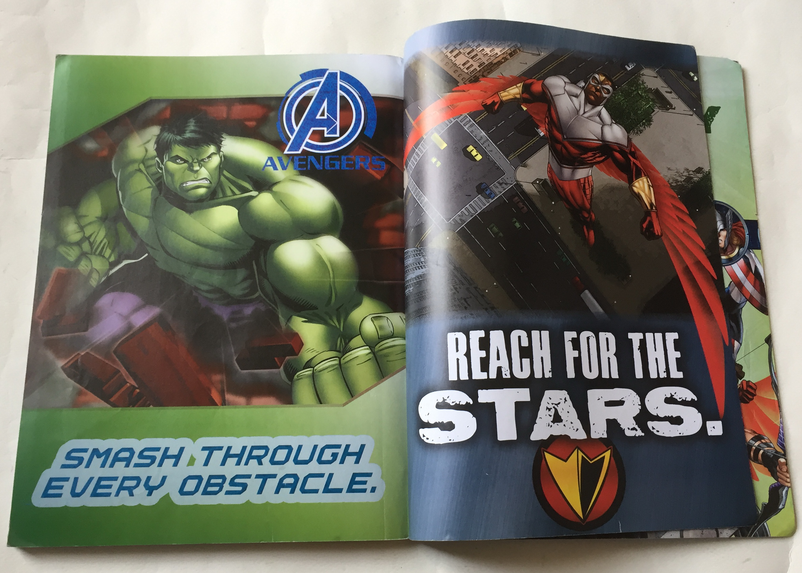 มีหลายภาพ, Marvel Assemble in Action หนังสือภาพการ์ตูนสีทั้งเล่ม Marvel Comic Marvel Poster-A-Page ฉบับภาษาอังกฤษพร้อมโปสเตอร์ในเล่ม