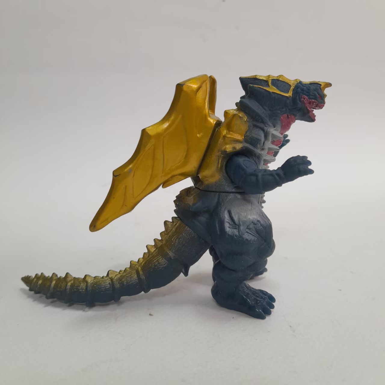 ซอฟ 4 -4.5 นิ้ว สัตว์ประหลาดคิงส์ออฟมอนส์ จากอุลตร้าแมนไกอา มือสองสภาพดี มีรอยบ้าง