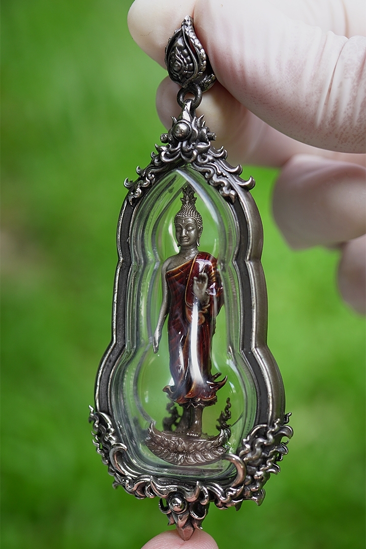 พระพุทธศิริสุขมั่นคงทรัพย์พร้อมเลี่ยมกรอบ รหัส 5 เนื้อไวท์บรอนซ์ซาตินลงยาจีวร