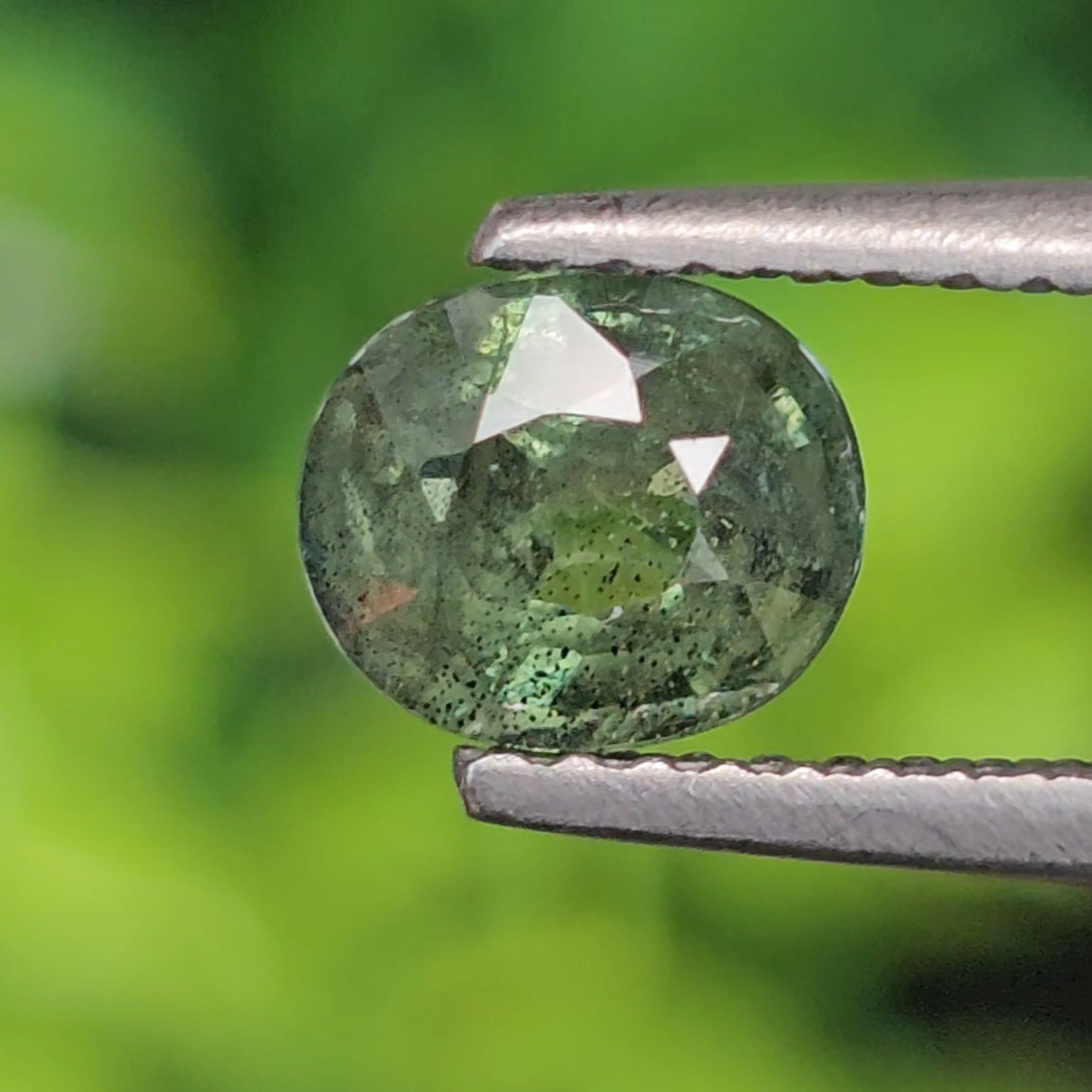 พลอย เขียวส่อง Green Sapphire 1.16 กะรัต (Cts.) พลอยแท้ อัญมณีมงคลประจําวันเกิด เครื่องประดับพลอย