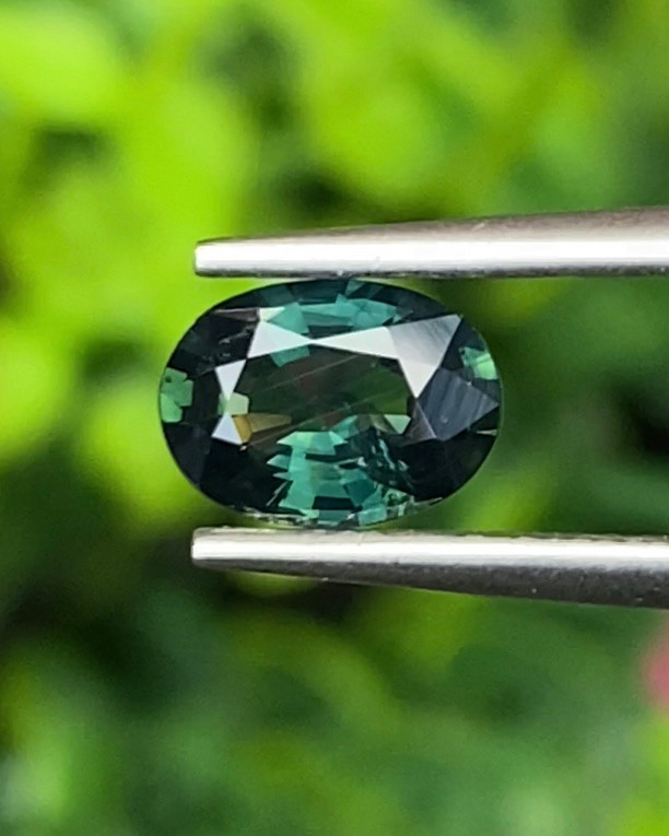 พลอย เขียวส่อง Green Sapphire1.00 กะรัต (Cts.) ดิบ Unheated พลอยแท้ อัญมณีมงคลประจําวันเกิด เครื่องประดับพลอย