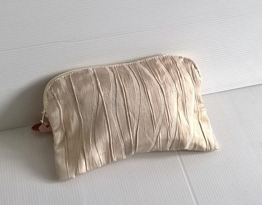 ขายกระเป๋าผ้าขนาดเอนกประสงค์เล็กสำหรับพกพา สีครีม มีลายริ้วในตัว ขนาดโดยประมาณ 5*7 cm. ซับด้านในติดซิป ราคาพิเศษ