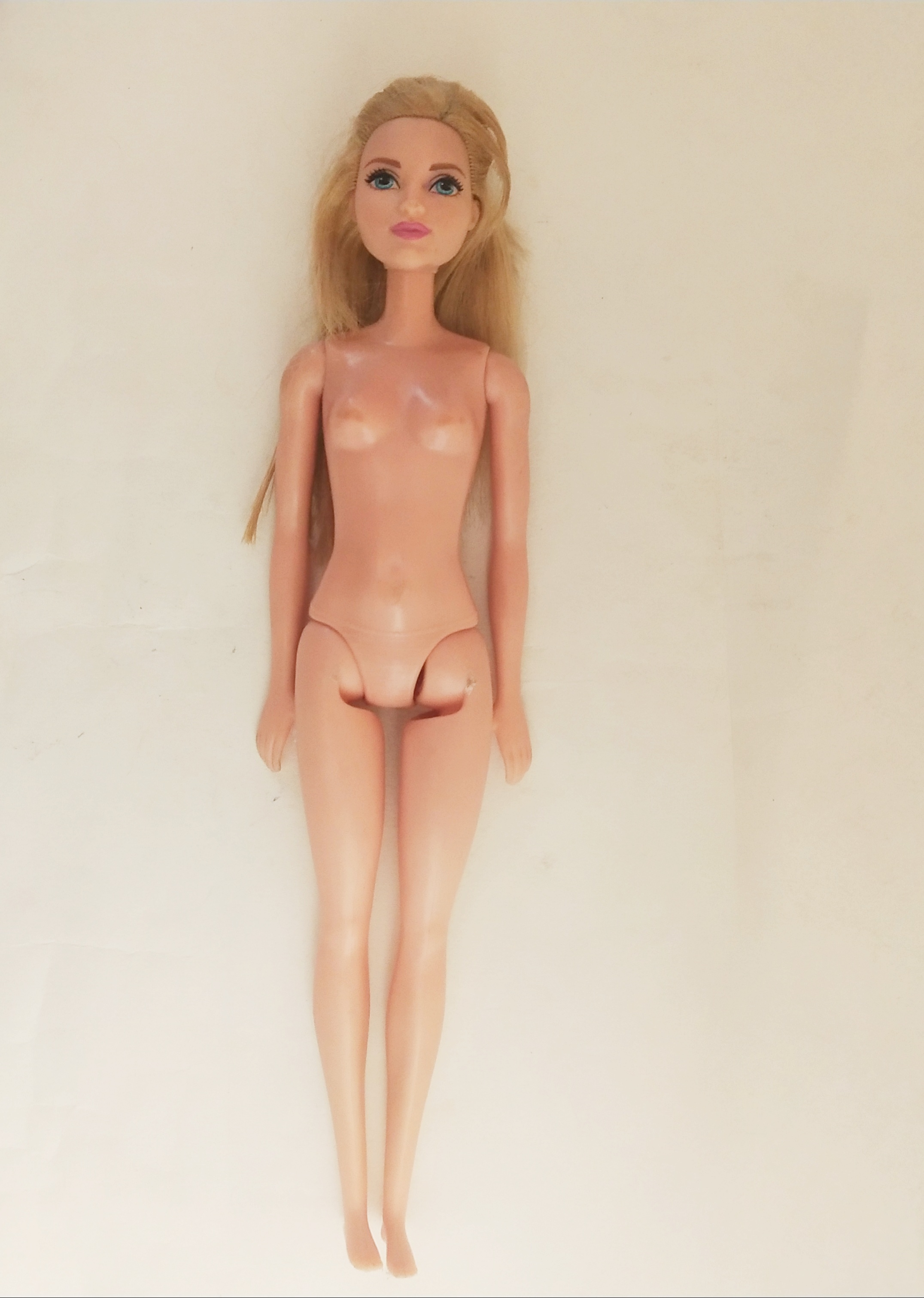 ตุ๊กตาบาร์บี้ หน้าสวย** แขนหลวม มีรอยเปื้อนโปรดดูทุกภาพ, รุ่นขาแข็งโค้งงอไม่ได้ Mattel Indonesia 2015