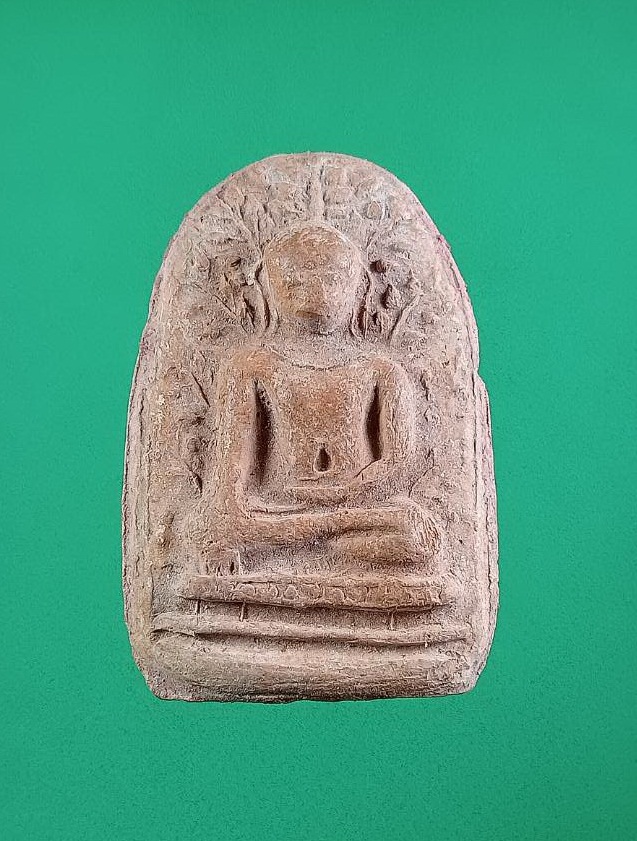 ก854 พระเปิมลำพูนเนื้อดิน หลังปั๊ม วัดพระธาตุหริภุญชัย จ.ลำพูน ปี2535