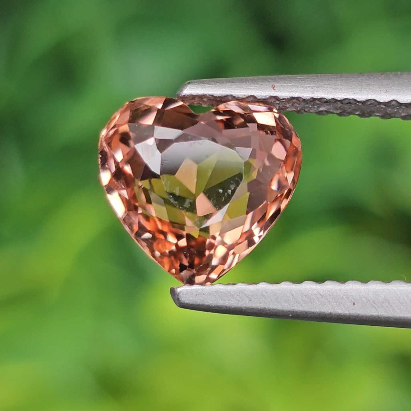 พลอย ทัวร์มาลีน Tourmaline 2.02 กะรัต (Cts.) ลอยแท้ อัญมณีมงคลประจําวันเกิด เครื่องประดับพลอย