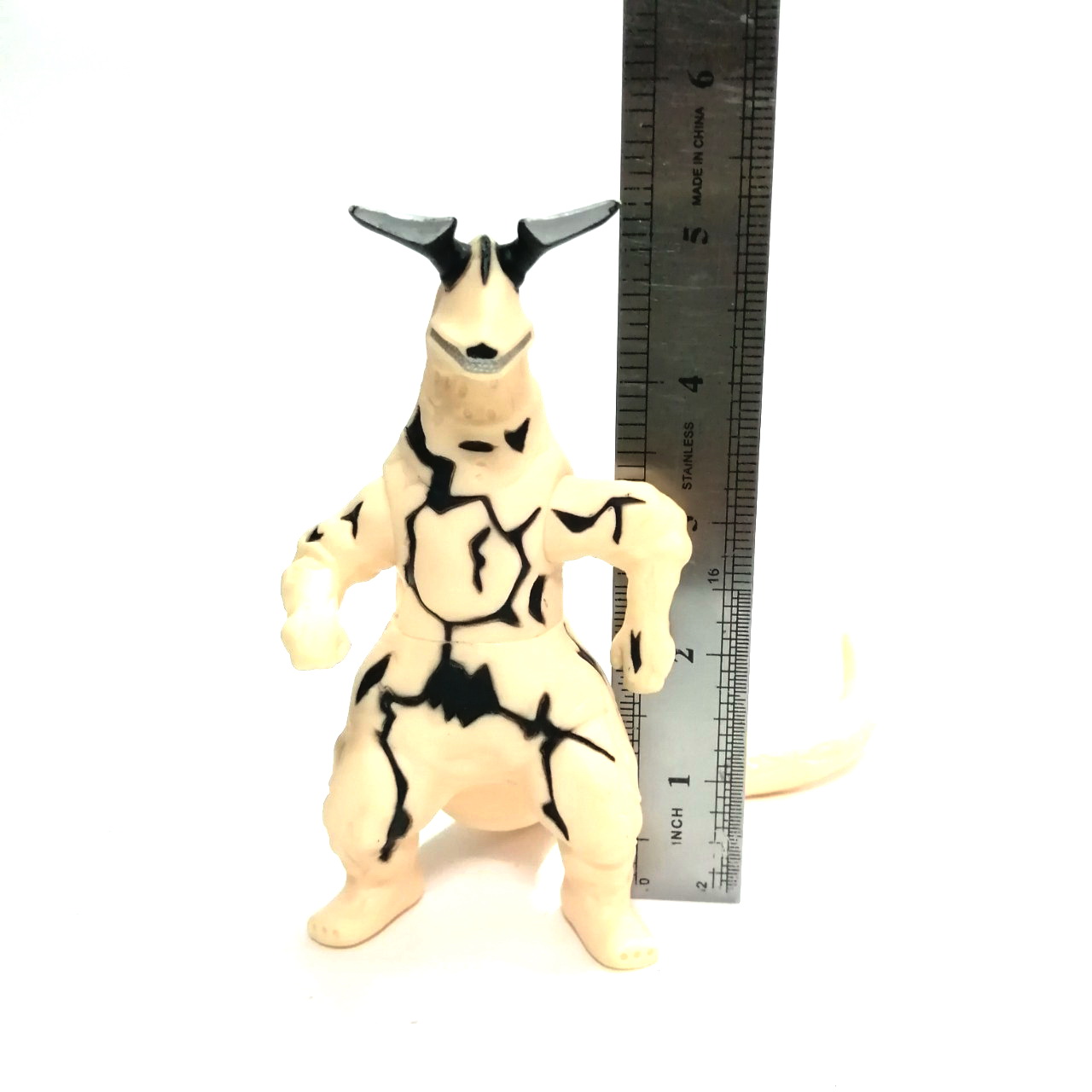 ซอฟ 5นิ้ว สปาร์คดอลล์ มีสติ๊กเกอร์ สัตว์ประหลาด เอเรคิงส์ จาก อุลตร้าเซเว่น BANDAI 2012 CHINA มีรอยสีถลอกบ้าง