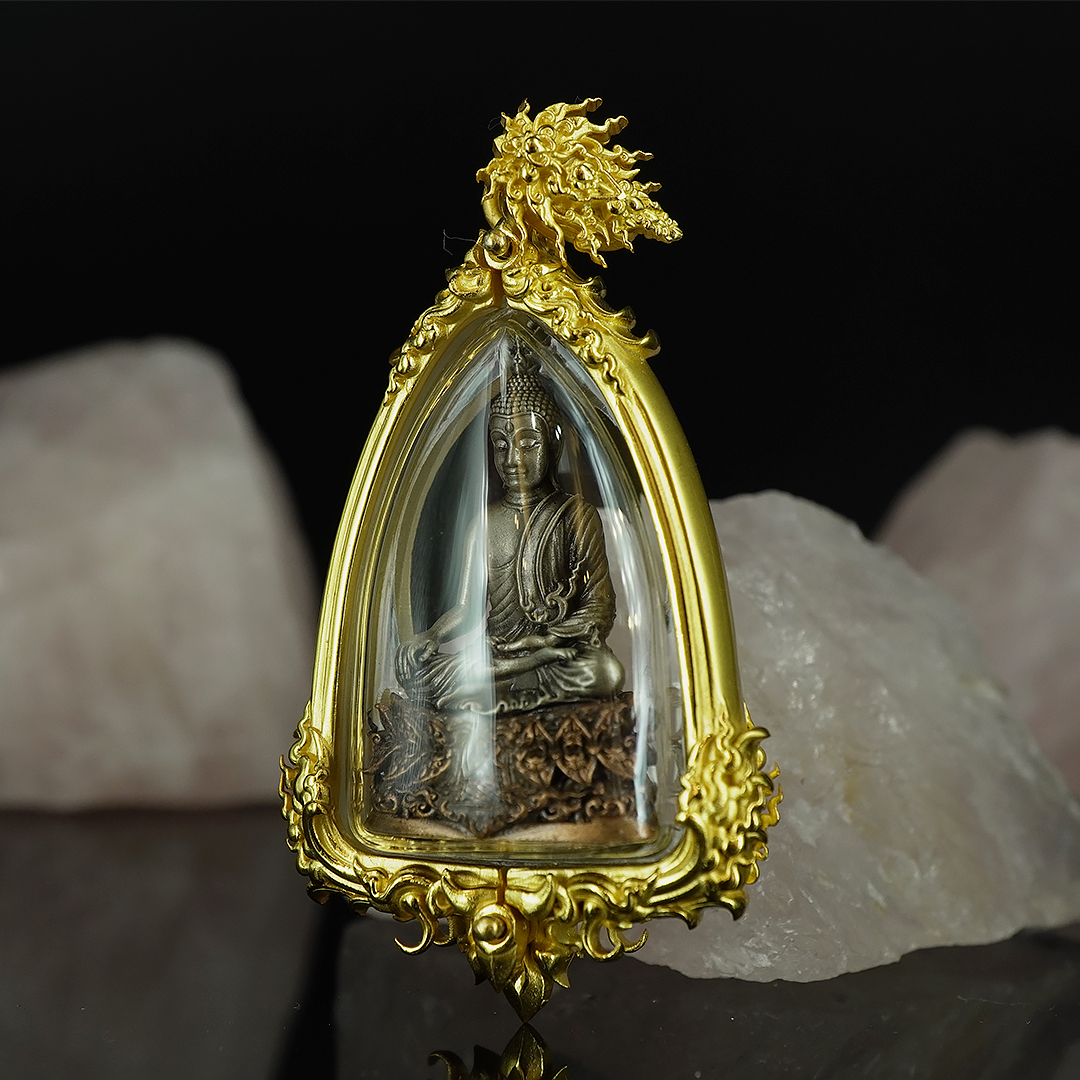 พระพุทธมีสุขยกฐานะ เนื้อเรดบรอนซ์รมซาติน พร้อมเลี่ยมกรอบเนื้อบรอนซ์ชุบทอง