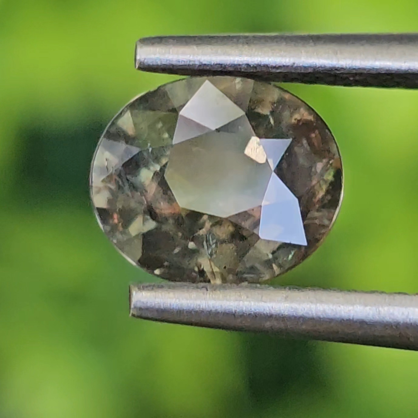 พลอย เขียวส่อง Green Sapphire 1.13 กะรัต (Cts.) ดิบ Unheated พลอยแท้ อัญมณีมงคลประจําวันเกิด เครื่องประดับพลอย