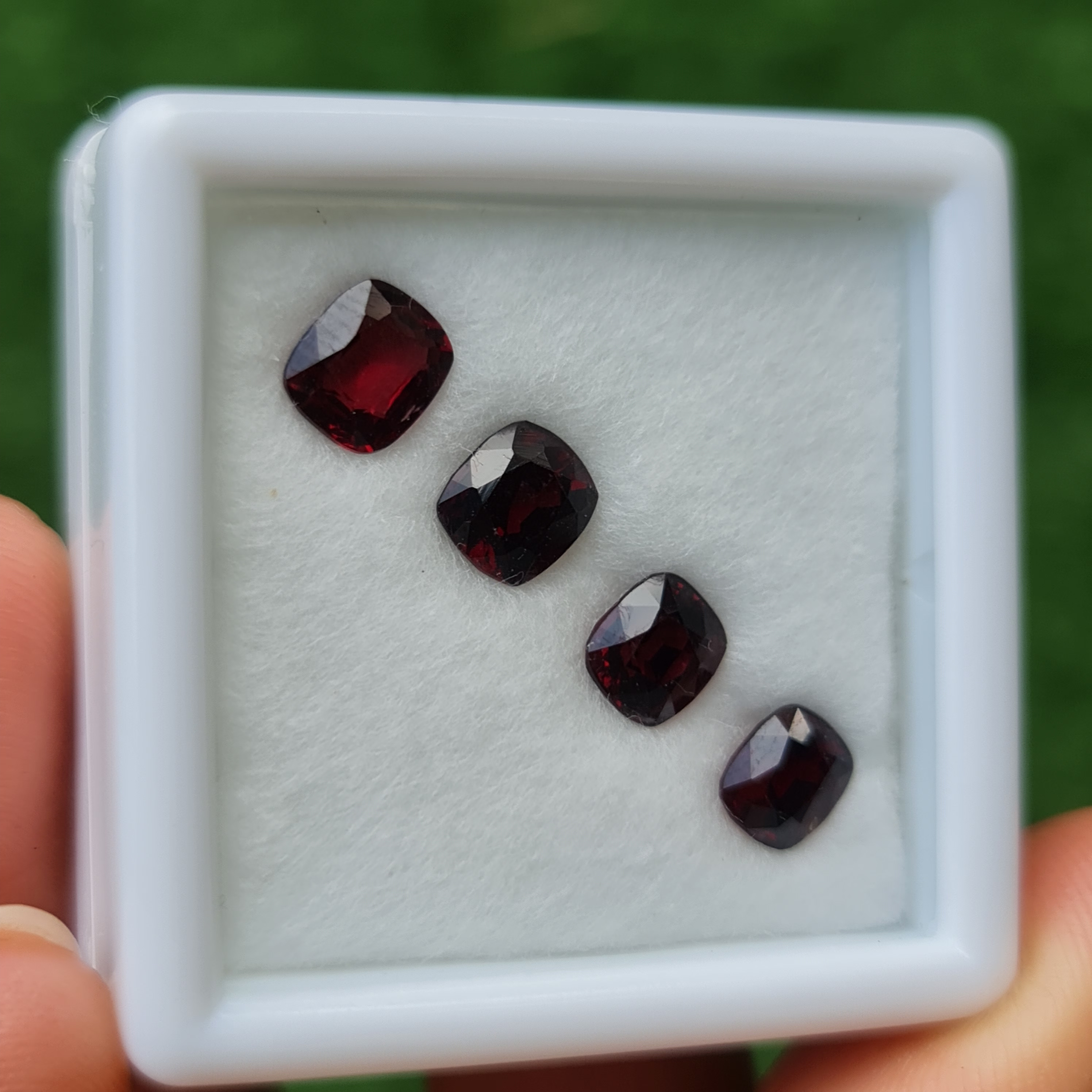 พลอย สปิเนล (Spinel) 4.51 กะรัต (Cts.) 4 เม็ด พลอยแท้ อัญมณีมงคลประจําวันเกิด เครื่องประดับพลอย