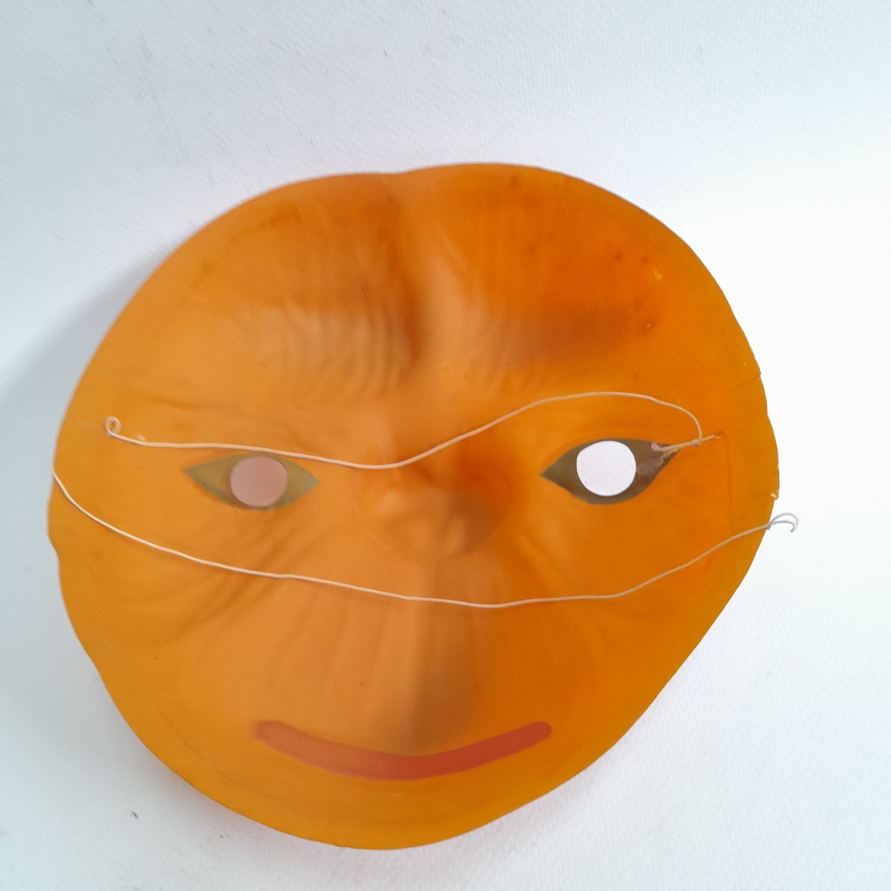 หน้ากากพลาสติกบาง อีที จาก อีทีเพื่อนรัก ขนาดตามรูป เก่าเก็บเก่าตามสภาพ หายากมากๆ ไม่พบบ่อย