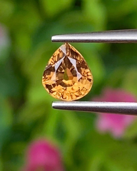 พลอย เพทาย (Zircon) 1.07 กะรัต (Cts.) พลอยแท้ อัญมณีมงคลประจําวันเกิด เครื่องประดับพลอย