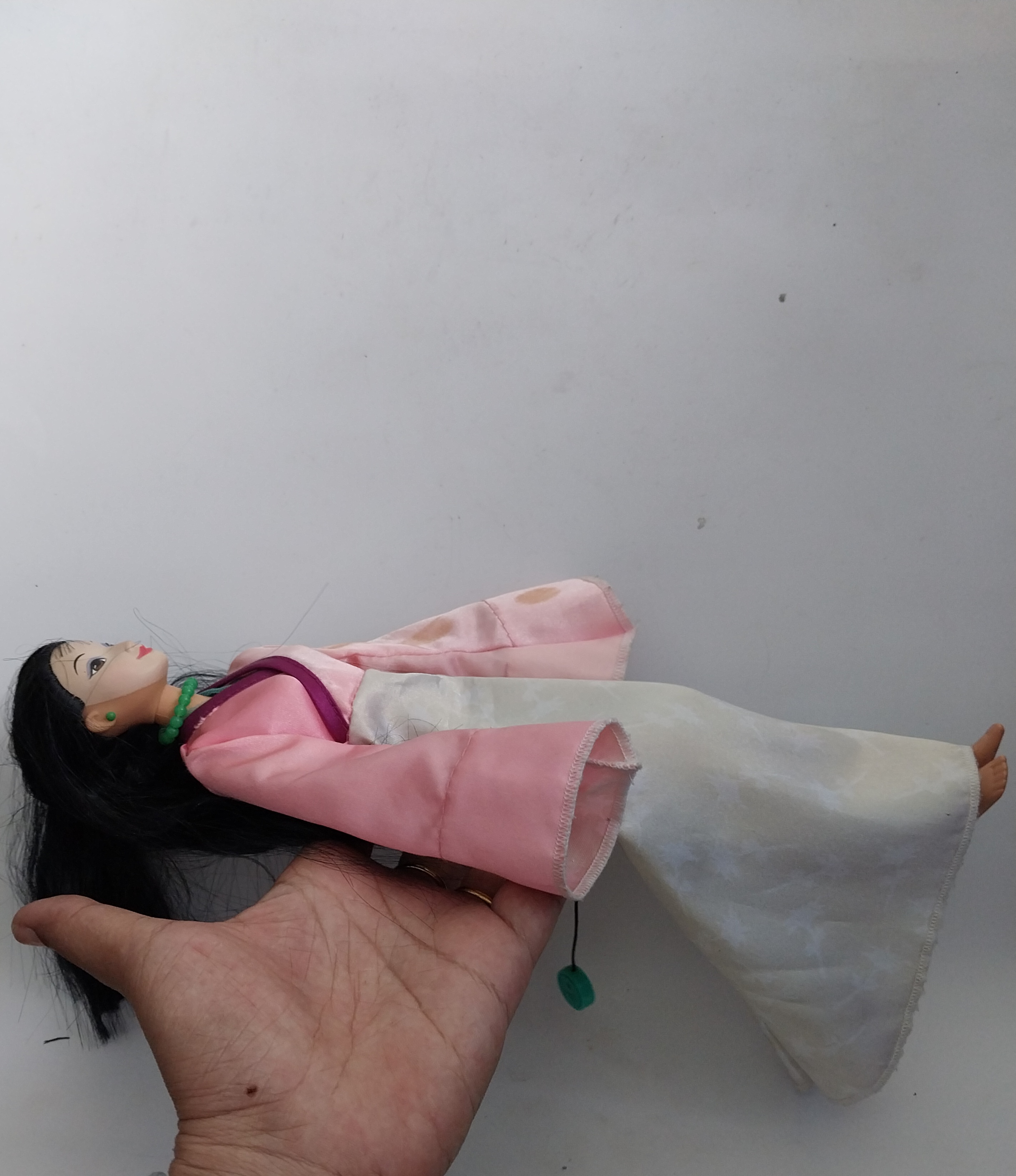 มือ2 มีหลายภาพ แขนเสื้อเปื้อนตามภาพ ตุ๊กตามู่หลานชุดดูตัว Mulan Disney