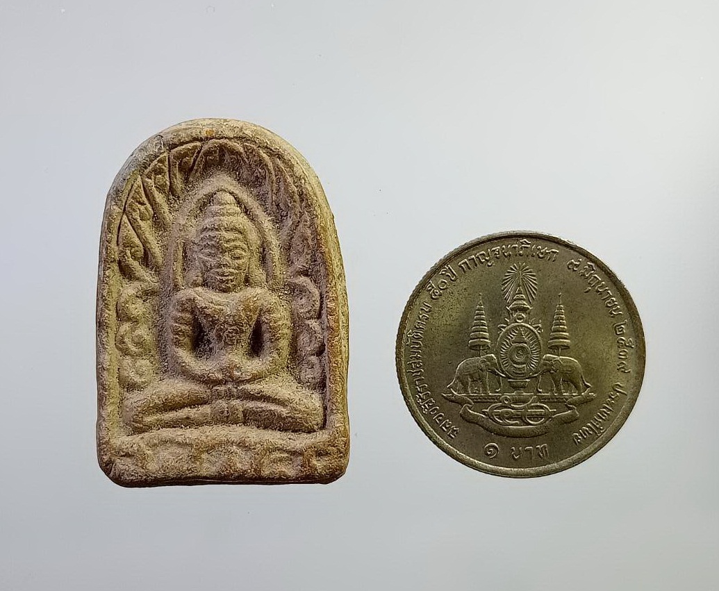 ผ2830 พระซุ้มกอ หลังลายผ้า เนื้อดิน ไม่ทราบที่ครับ