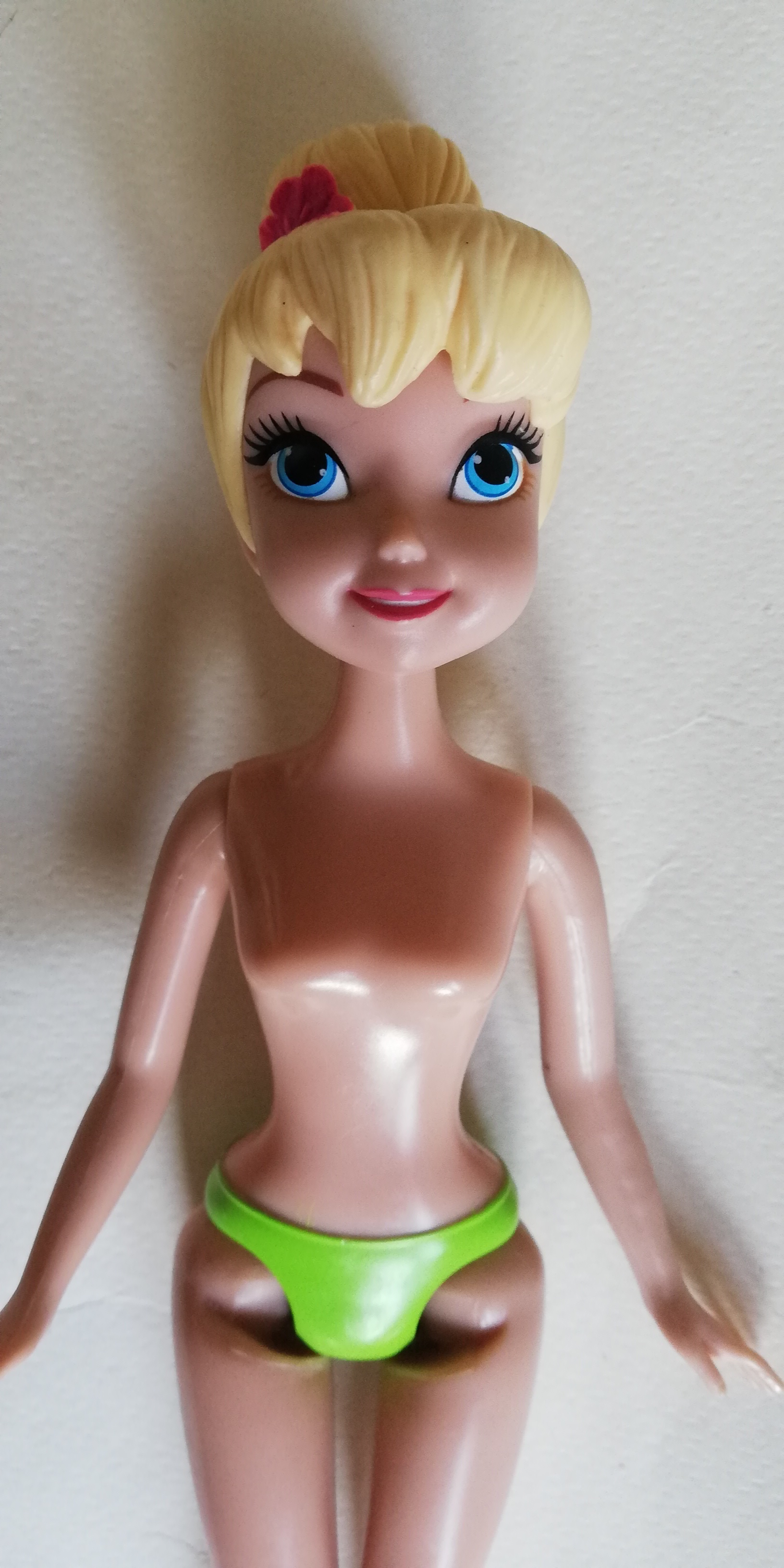 มีหลายภาพค่ะ, ตุ๊กตา ทิงเกอร์เบลล์ จากดิสนีย์*** ปีกไม่ได้มากับตัว, ไม่ได้มีรองเท้า มีของตามภาพ ขาแน่นมาก ***งอแทบไม่ได้ พร้อมชุด เป็นยางสีเขียวถอดออกได้ตามภาพ, ขาแข็ง พับงอไม่ได้