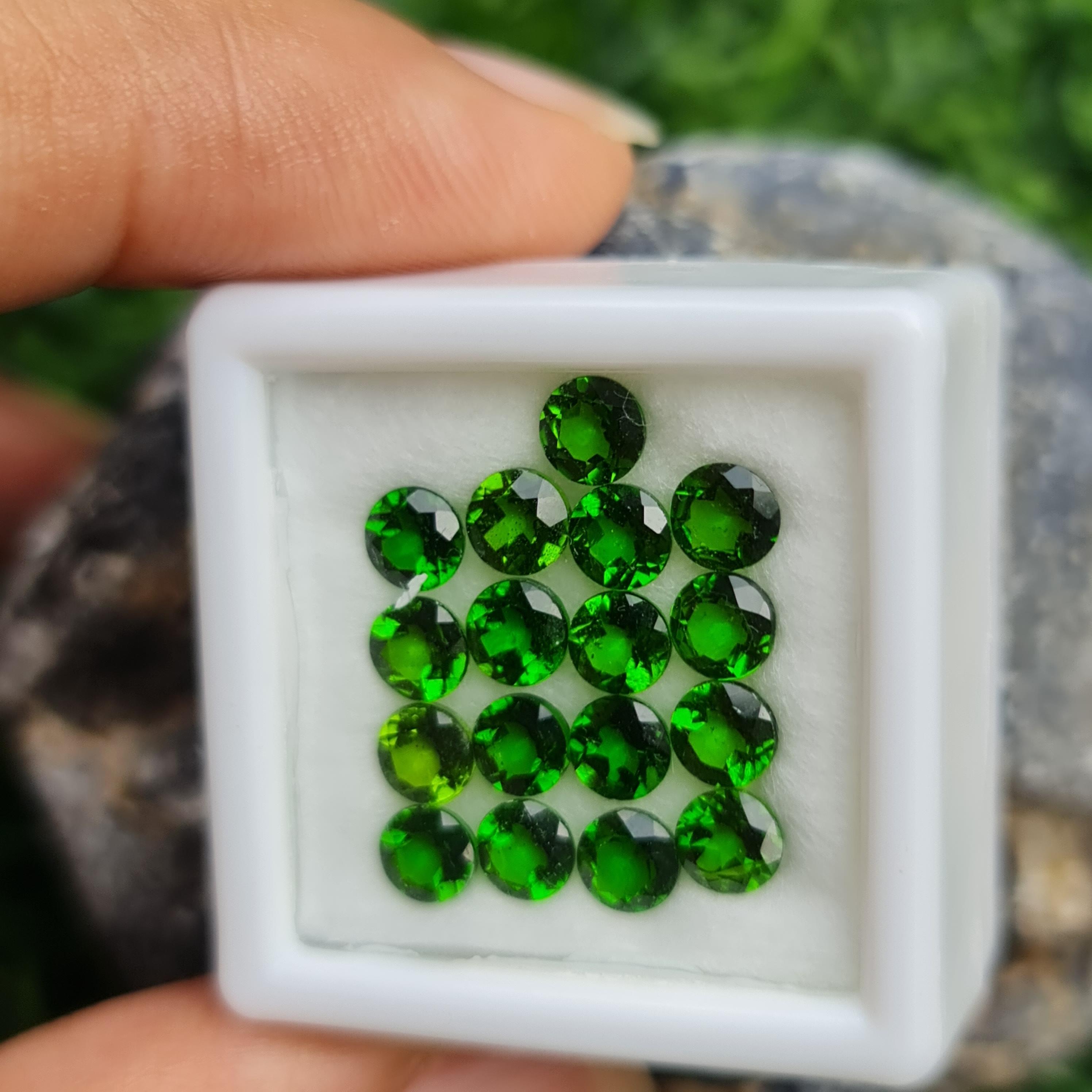 พลอย โครม ไดออพไซด์ Chrome Diopside 4.80 กะรัต (Cts.) 17 เม็ด พลอยแท้ อัญมณีมงคลประจําวันเกิด เครื่องประดับพลอย