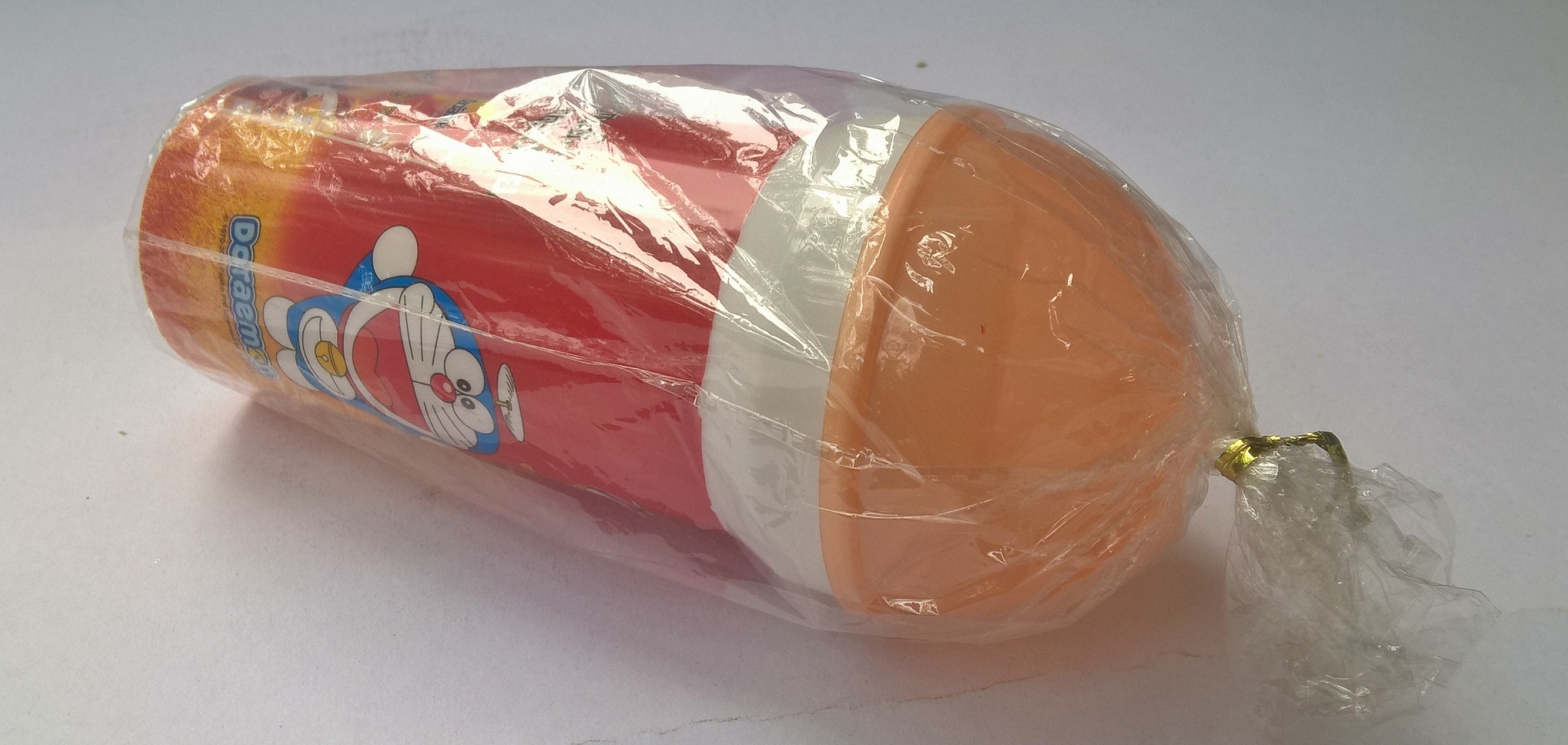 แก้วน้ำพลาสติกลายโดราเอม่อนและเพื่อน ฝากลมสีส้ม ของสะสมจากโอวัลติน