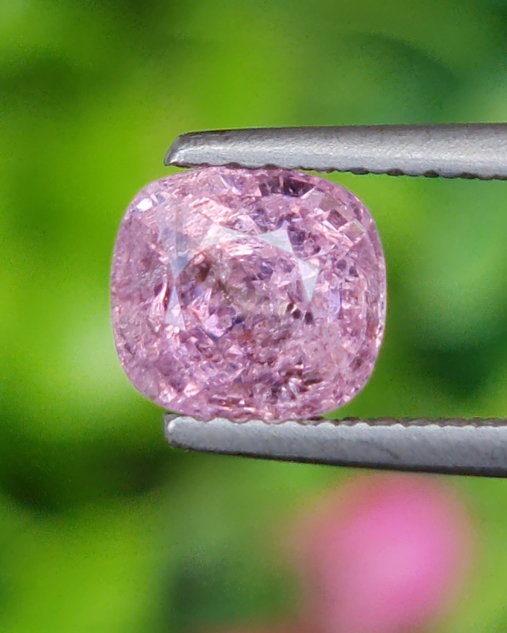 พลอย สปิเนล (Spinel) 1.74 กะรัต (Cts.) ดิบ (Unheated) พลอยแท้ อัญมณีมงคลประจําวันเกิด เครื่องประดับพลอย