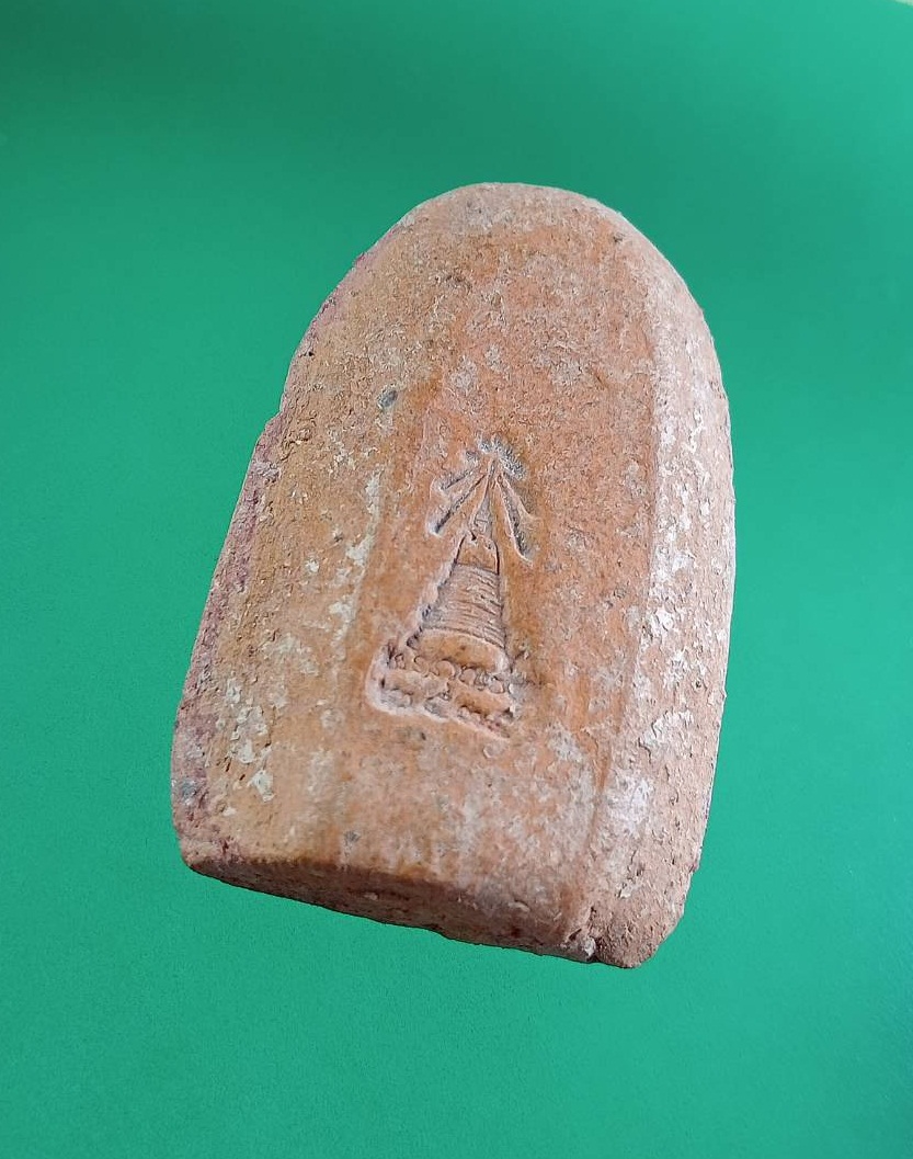 ก854 พระเปิมลำพูนเนื้อดิน หลังปั๊ม วัดพระธาตุหริภุญชัย จ.ลำพูน ปี2535