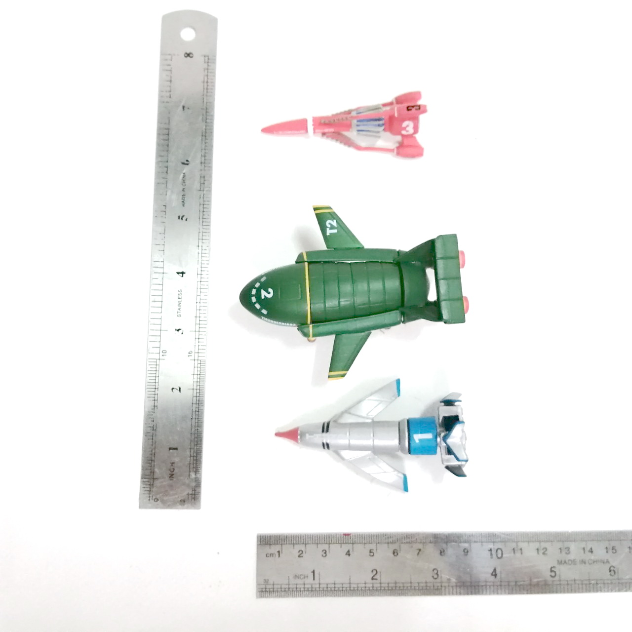 ฟิกเกอร์ ยางตัน ขนาดตามรูป ยานธันเดอร์เบิร์ด 1(สีเงิน),ธันเดอร์เบิร์ด2(สีเขียว)และธันเดอร์เบิร์ด3(สีแดง) จากเรื่อง วิหคสายฟ้า สภาพดี มีรอยบ้าง